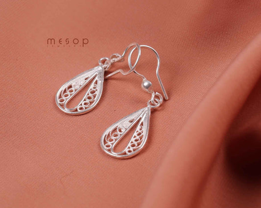 Dainty Wow Drops Earrings